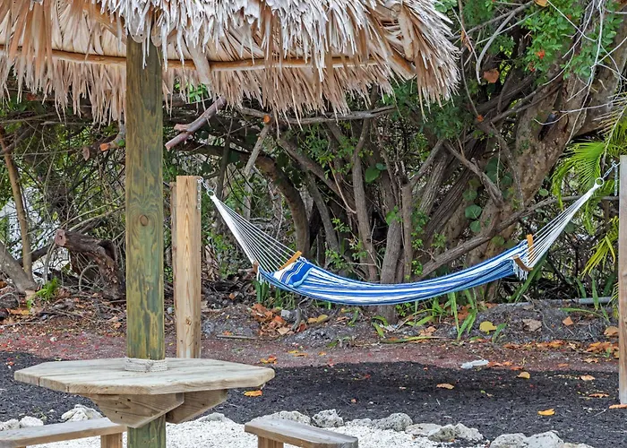 Pirates Cove Cottage At Palm View Inn Of Sanibel With Bikes
